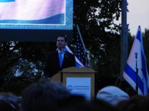 Rabbi Gersh Zylberman speaking at the Rally for Israel