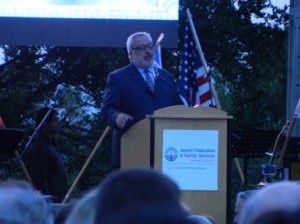 Shalom Elcott speaking at the Rally for Israel